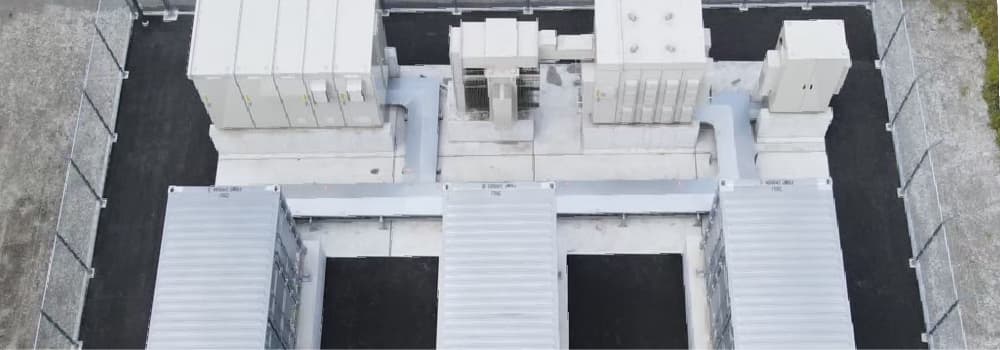 太陽光パネルが並ぶ風景