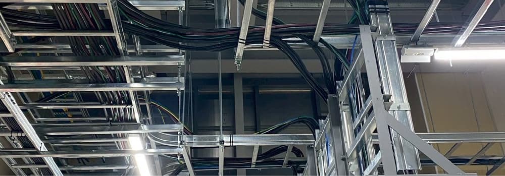 太陽光パネルが並ぶ風景